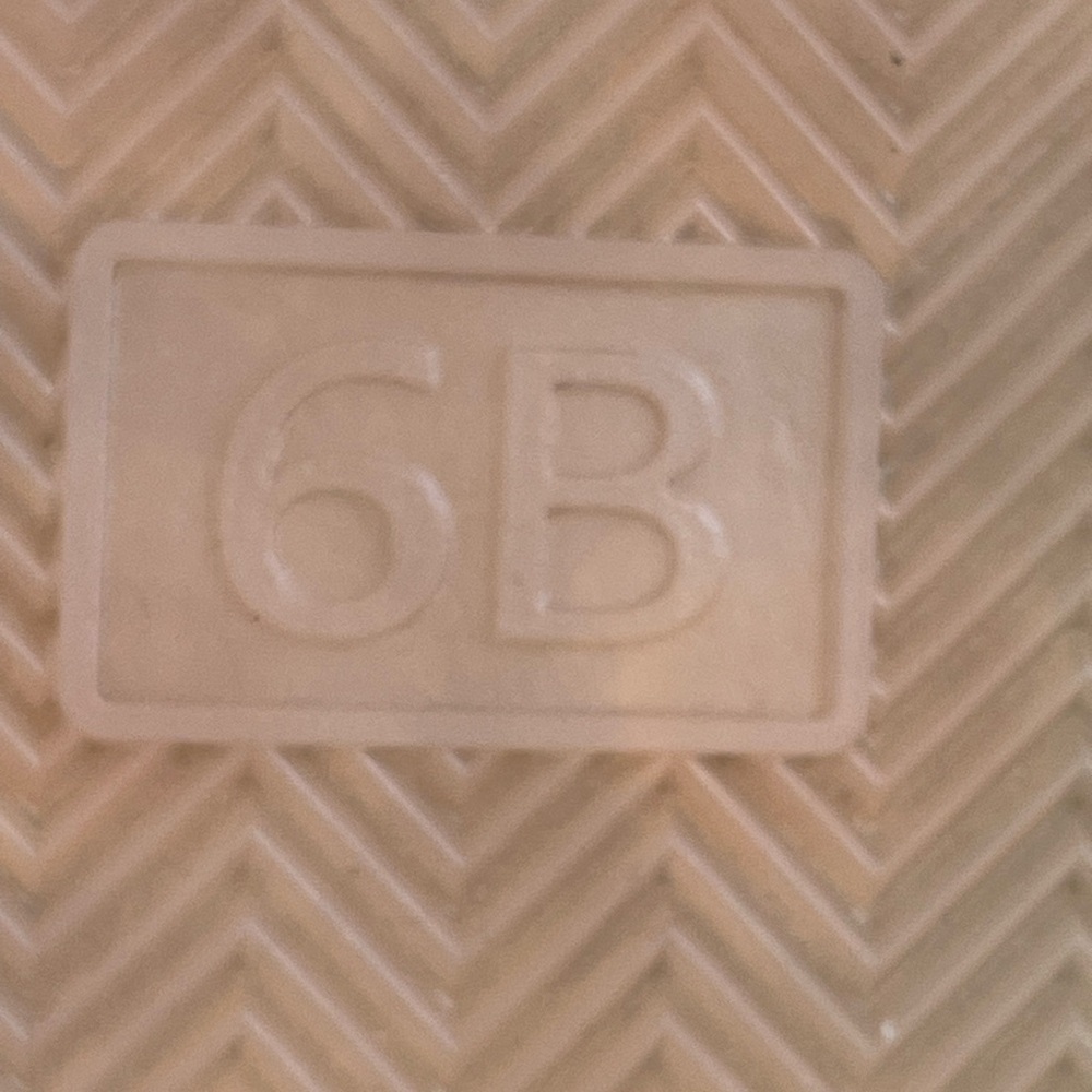 Tory Burch Ivory Bubble Jelly Sandals Slides Beach Ready
Size 6B - Picture 10 of 11